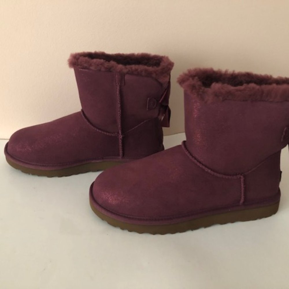 UGG Mini Bailey Bow Glimmer Metallic Suede Boot. Size: 8 - Picture 9 of 13